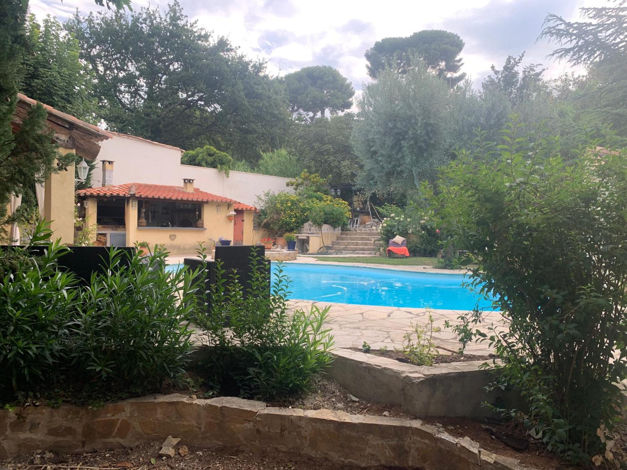 Homestay Oustaou Acces Piscine