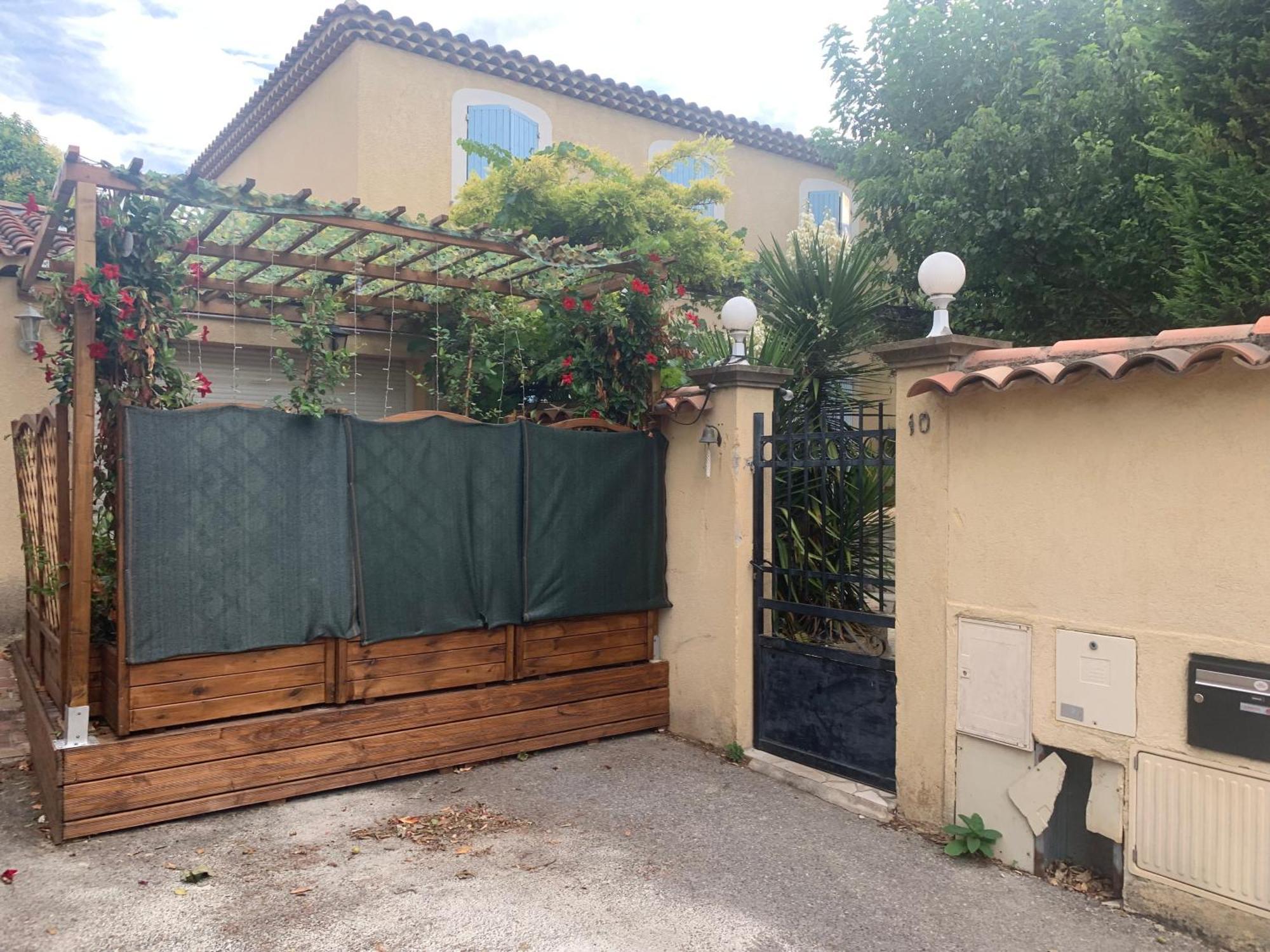 Homestay Oustaou Acces Piscine *